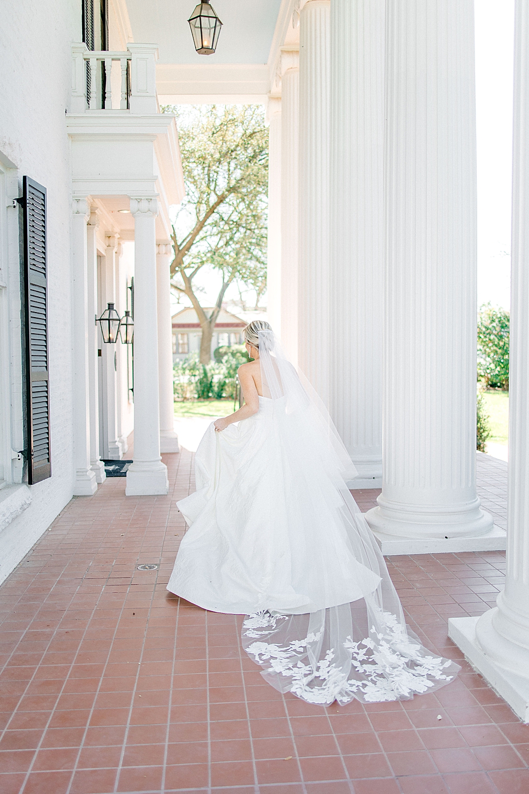 Woodbine Mansion wedding bridal photos by Allison Jeffers Photography in Round Rock Texas 0045