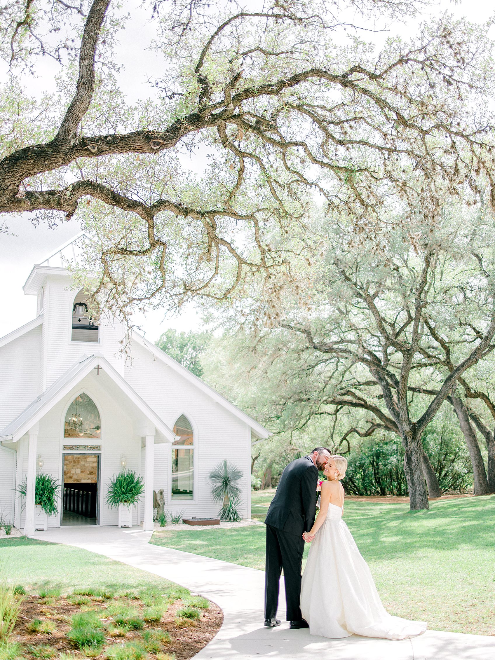 Pink Floral Spring Wedding at The Chandelier of Gruene By Allison Jeffers Wedding Photography 0023 1